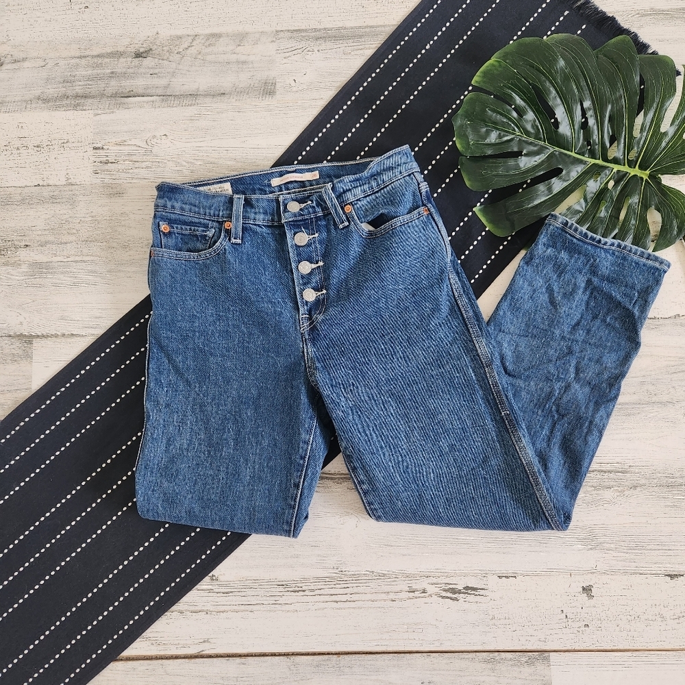 Levi's Straight Leg Jeans in Medium Blue